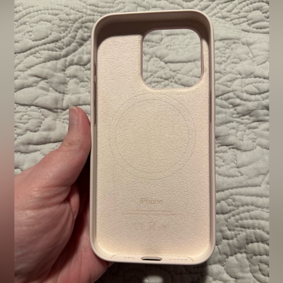 Apple iPhone 15 Pro Silicone case Light Pink - Picture 3 of 8